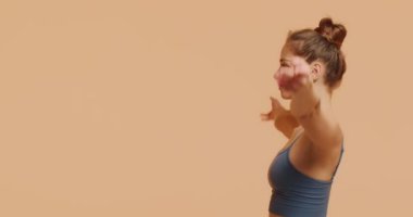 El Namaste hareketi yapan kadın. Genç kız meditasyon için yoga yapıyor. Sakinleş ve rahatla. Doğal güzellik.