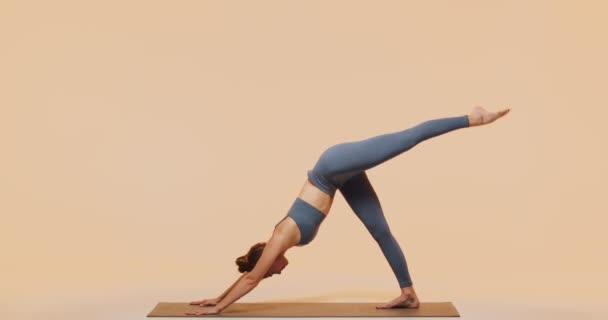 Pilates jogi rozciągający trening. Fit młoda szczupła dziewczyna robi ćwiczenia podział dla elastyczności Boga i wellness w studio. — Wideo stockowe