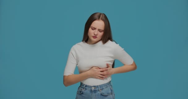 Gastrointestinal masalah. Gadis muda menderita gangguan pencernaan, sakit perut. Kram perut akibat lapar akan diet penurunan berat badan. — Stok Video