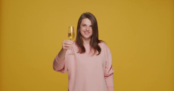 Positief vriendelijk jong meisje met glas champagne plezier hebben, clink, probeer drankje tijdens het feest, feest, verjaardag — Stockvideo