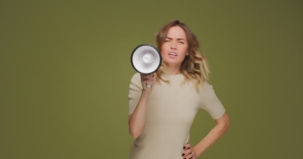 Серьёзная девушка кричит с мегафоном, объявляет новости, громко объявляет рекламу, предупреждает с помощью громкоговорителя — стоковое видео