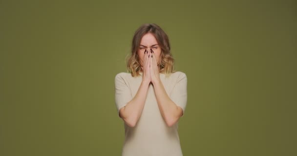 Schlechter Geruch und Stopp-Geste. Frau, die ihre Nase mit den Fingern kneift, empfindet ekelhaften Geruch, Gestank, Abneigung — Stockvideo