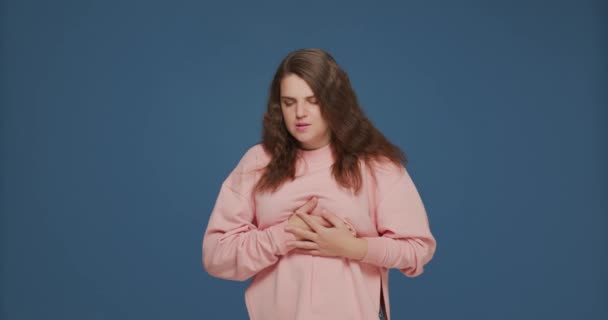 Ung flicka som trycker på bröstet, lider av plötslig värk, hjärtattack, hjärtproblem, andfåddhet — Stockvideo