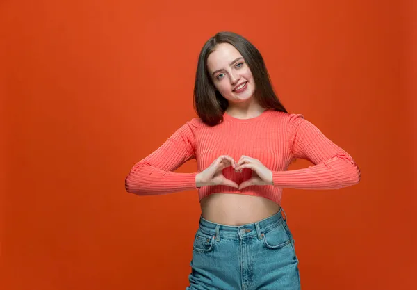 Přátelská mladá dívka ukázat srdečné gesto lásky, cítit vděčnost. Upřímný dobrovolník demonstruje podporu, charitu a dary — Stock fotografie