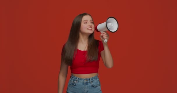 Positives brünettes Mädchen ruft in Lautsprecher, verkündet Neuigkeiten, kündigt lautstark Werbung an, großer Verkauf im Geschäft — Stockvideo