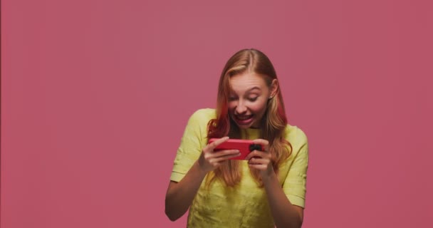 Glücksspiel Wetten junge Mädchen spielen Spiel auf dem Handy online, mit Handy-App für Gameplay mit emotionalem Gesichtsausdruck — Stockvideo