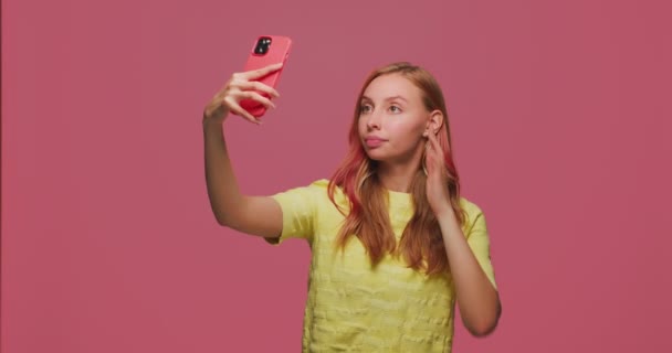 Piękna młoda dziewczyna bloger uroda pozowanie, co selfie zdjęcie na telefon, preening, uśmiech, patrząc na aparat — Wideo stockowe