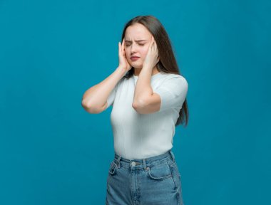 Baş ağrısı çeken, migrenden bıkmış, stresli bir genç kız. Ağrı, depresyon, stres, sağlık hizmeti kavramı