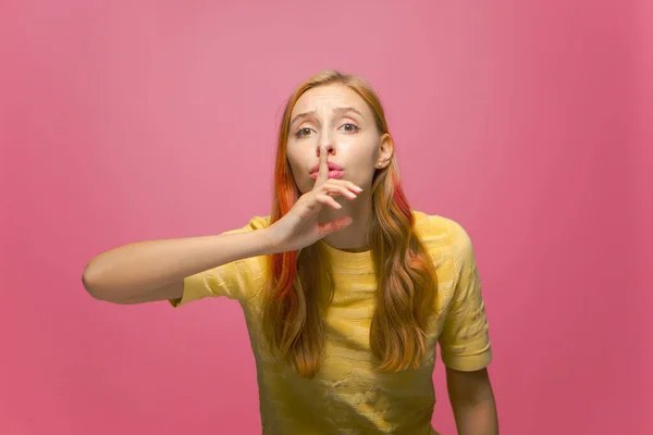 Muchacha adolescente preocupada mostrando gesto de silencio, pedir mantener el secreto en el fondo del estudio rosa. Concepto de privacidad — Foto de Stock