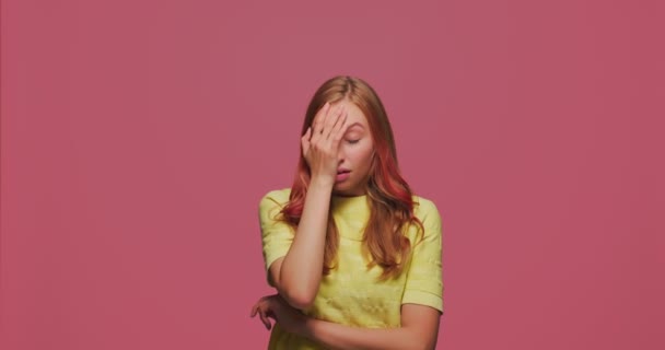 Facepalm, honte échec émotions. femme inquiète bouleversée gifle main sur le visage, se blâmant pour erreur de faute — Video