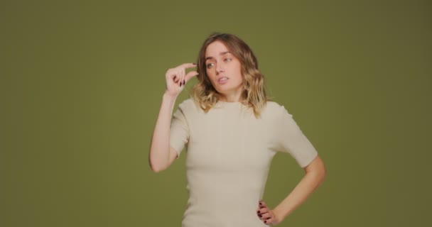 Frauen machen kleine Gesten, demonstrieren winzige Gegenstände, zucken mit den Schultern gespreizte Hände. Körpersprache, Handzeichen-Konzept — Stockvideo
