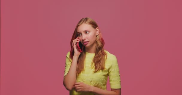 Грустная молодая девушка разговаривает по телефону, рассказывает о проблемах, обсуждает плохие новости, жалуется — стоковое видео