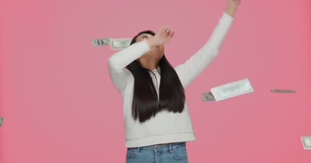 Rik glad asiatisk ung flicka står under pengar regn, fånga räkningar. Spännande lycklig kvinna lotteri vinnare njuter rikedom — Stockvideo