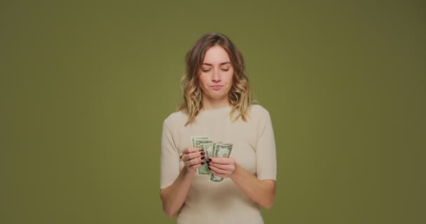 재정 문제. 염려하는 젊은 여자는 돈 문제, 신용 대부, 파산, 빚때문에 화가 난 돈을 계산하는 것을 강조하였다 — 비디오