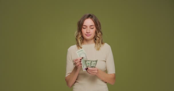 Lyckliga unga flicka räkna pengar sedlar, extremt nöjd med jackpot eller löneförhöjning, ekonomisk belöning, lönedag — Stockvideo
