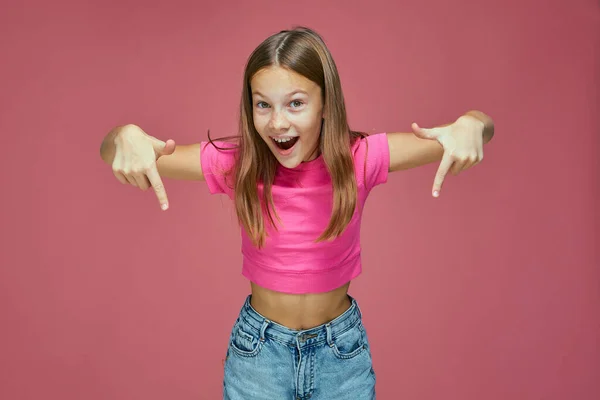 Güzel teklif. Şaşırmış mutlu kız çocuğu aşağıya işaret ediyor. Heyecanlı öğrenci blog yazarı pembe arka planda abone olmak için bağlantıyı gösteriyor