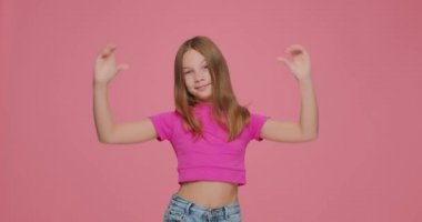 Mutlu şirin kız pembe stüdyo geçmişinde kalp hareketi yapıyor. Gülümseyen güzel liseli kız aşk işareti gösteriyor.