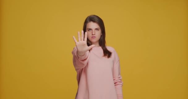 Jeune fille confiante faire un geste sopt, les mains tendues, dire non, assez, protester, protéger les droits sociaux — Video