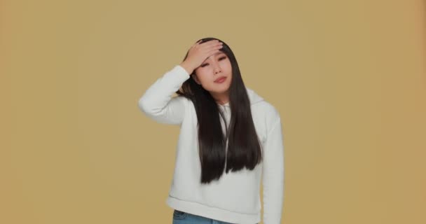 Smutny zmęczony młody Azji dziewczyna dotykając czoło mając ból głowy migrena zdenerwowany sfrustrowany dziewczyna czuje się zestresowany — Wideo stockowe