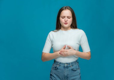 Sağlıksız kız karnına dokunuyor, karın ağrısı çekiyor, karın ağrısı çekiyor, pankreatit ishal sorunu var.