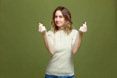 Güzel gülümseyen genç bir kadın para hareketi yapıyor, maaş zammını ima ediyor, nasıl para kazanılacağını biliyor.