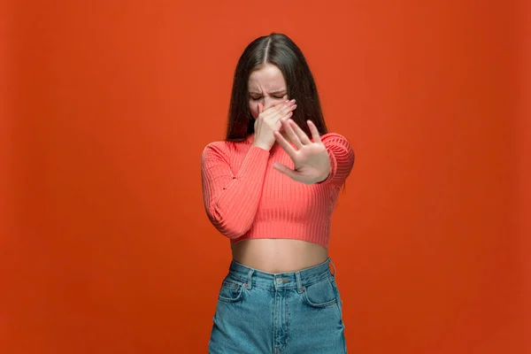 Stirnrunzeln junge Mädchen kneifen Nase, zeigen Stop-Geste bedeckt Atem mit der Hand für schlechten Geruch, stinkenden Geruch — Stockfoto