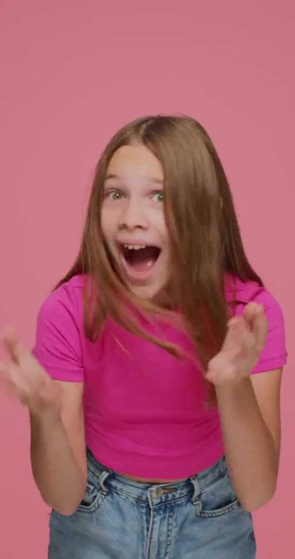 Oh mon dieu. Incroyable excité enfant fille blogueur choqué par les nouvelles soudaines cant croire, vidéo verticale pour le réseau social — Video