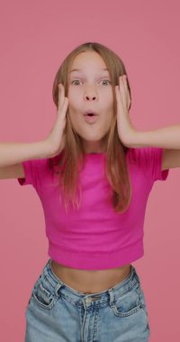 Küçük kız ani galibiyetle şaşırdı, başarı, bağırış, hayret, hayrete düştü ve şok oldu. Günlük için dikey video