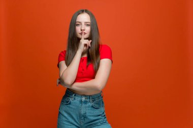 Sessizlik hareketi. Kendine güveni tam bir modern genç kız sus işareti gösterir. Sır tutmak ister. Eşsiz satış teklifi kavramı