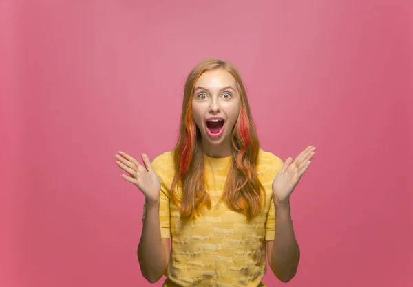 Emocionado chica feliz asombrado con la boca abierta ojos grandes sorprendidos por increíble oferta gritar wow en rosa fondo del estudio — Foto de Stock