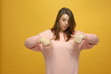 Havalı genç kız aşağıya işaret ediyor, aşağıdaki bağlantıyı tavsiye ediyor, reklam için yer gösteriyor, tanıtım bilgileri içeriği