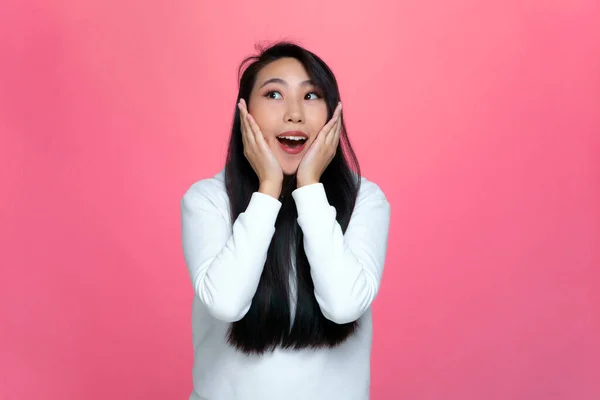 Dios mío, vaya. Sorprendido excitado joven asiático chica abrir boca en asombro, sorprendido por increíble oferta de venta — Foto de Stock