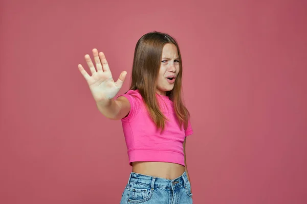 Niña disgustada mostrando gesto de stop por palma, pidiendo terminar, declinando la comunicación. Lenguaje corporal —  Fotos de Stock