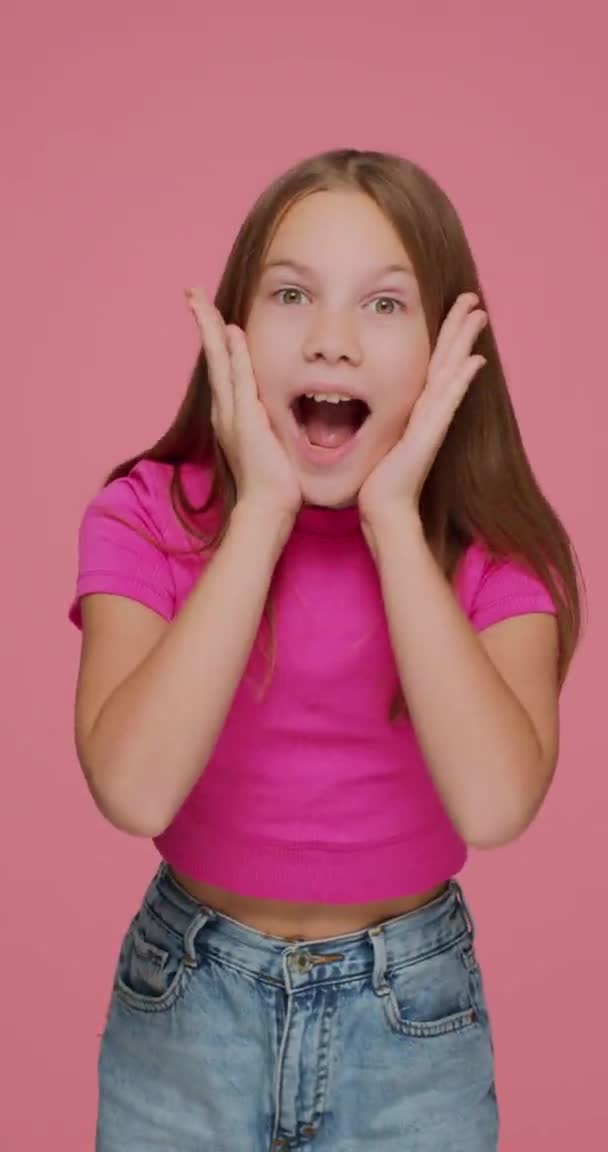 Heyecanlı kız çocuğu haykırıyor, şok edici haberlere hayret ediyor. Sosyal ağ günlüğü için dikey video — Stok video