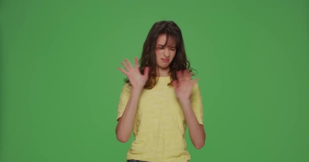 Stopp-Geste. Nervös genervtes junges Mädchen gestikuliert nein sagen, missbilligen, ablehnen, bitten, etwas Unangenehmes zu beenden — Stockvideo