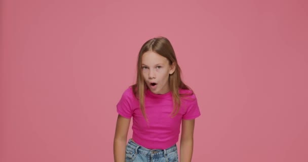 Nervoso bonito menina criança perguntando que sentimento ultrajado, estendendo as mãos sobre fundo rosa. Conflitos infantis, conflitos — Vídeo de Stock