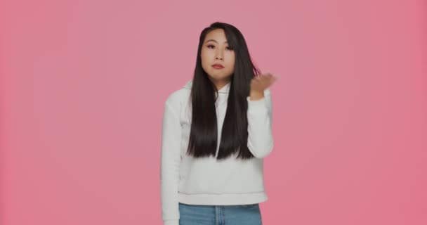 Ázsiai fiatal lány, hogy gesztus facepalm úgy érzi, csalódás vagy szégyen, mert hiba, kudarc rózsaszín háttér — Stock videók