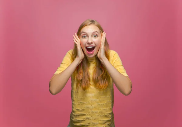 Alegre joven emocionada sorprendida por ganar disfrutar de la victoria regocijarse éxito gritando wow en rosa fondo del estudio — Foto de Stock