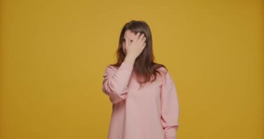 Yüz bakımı. Hayır, olamaz. Unutkan üzgün genç kız yüzünü ellerle kapatıyor. Üzüntüden pişmanlık duyuyor, derin derin iç çekiyor.