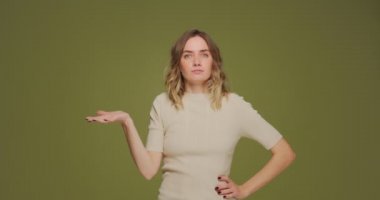 Duygusal genç bayan facepalm hareketi yapıyor, kendini suçluyor çünkü og hatası, destansı başarısızlık, fiyasko, kötü hafıza