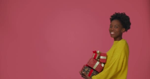 Lachend mooi Afrikaans Amerikaans meisje met veel cadeaus die heen en weer lopen en genieten van vakantie. Feest, kerstverkoop — Stockvideo