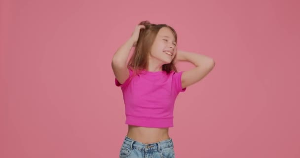 Funny energetic little girl child ruffle long blond hair, shaking head, having fun. Childs haircare cosmetics ad — Stockvideo