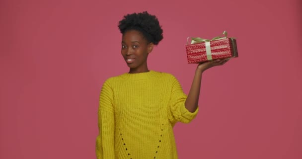 Sonriente joven afroamericano chica blogger mostrar caja de regalo. Regalo presente, recompensa por la competencia en las redes sociales — Vídeos de Stock