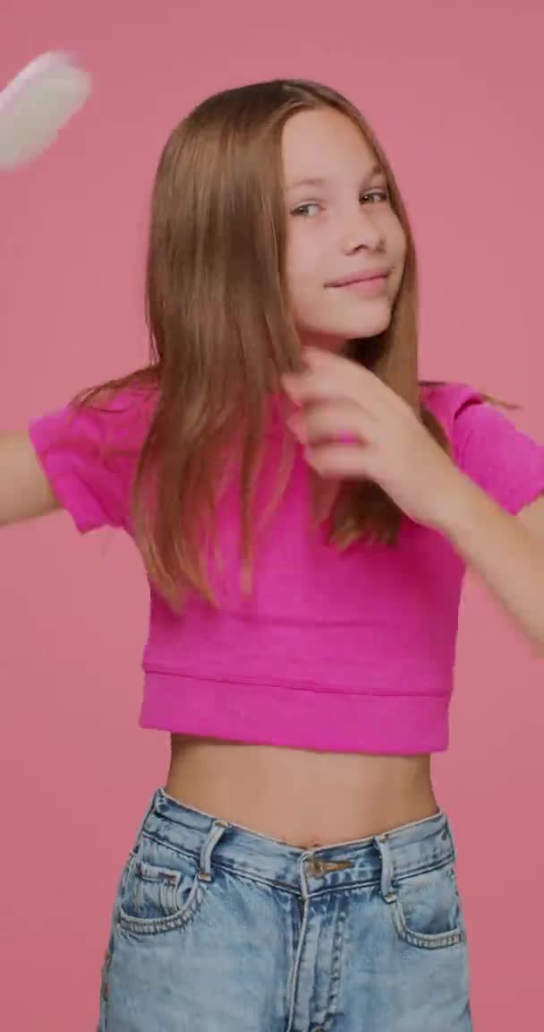 Мила дівчинка-блогер розчісує довге волосся пензлем, попереджаючи, знімаючи відео для блогу краси в соціальних мережах — стокове відео