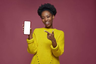 Modern Afro-Amerikan kız boş ekranlı gösteri telefonu. Yeni eğlenceli ya da gezici uygulama reklamı