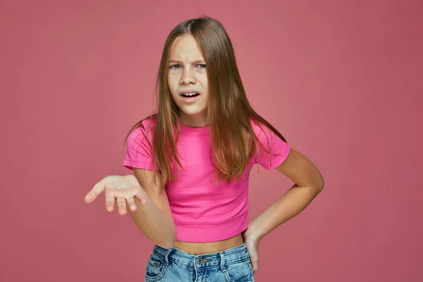 Elégedetlen irritált tini lány kérdezi, mi rózsaszín háttér. Félreértés, konfrontáció, a gyermekek szétszerelése — Stock Fotó