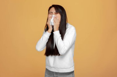 Hasta, genç Asyalı bir kız burnunu sümkürdü sağlıksız hissediyordu. Kronik sinüzit hastalığı, mevsimsel alerji veya soğuk algınlığı.