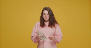 Üzgün genç kızın parası yok, paraları sayıyor, son tasarrufları var. Yanlış bütçe planlaması, iflas..