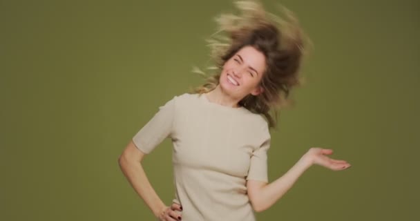 Schöne junge Frau in den 30er Jahren, die ihr Haar schüttelt, zufrieden mit dem Zustand der Haare. Haarpflege, Werbung für beste Haarprodukte — Stockvideo
