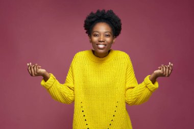 Başarılı gülümseyen Afro-Amerikan kadın. Parasını parmaklarıyla gösteriyor. Nasıl para kazanılacağını biliyor.